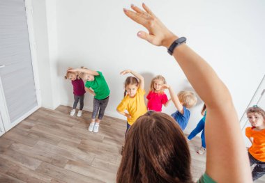 Anaokulunu çalıştıran öğretmenler sabah egzersizleri yapıyor.