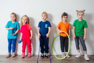 Küçük çocuklar anaokulunda fiziksel aktivitelere bayılırlar.