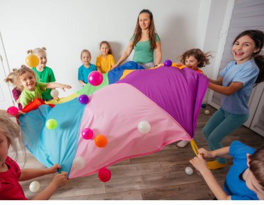 Enerjik çocuklar için parlak renkli doğum günü oyunları