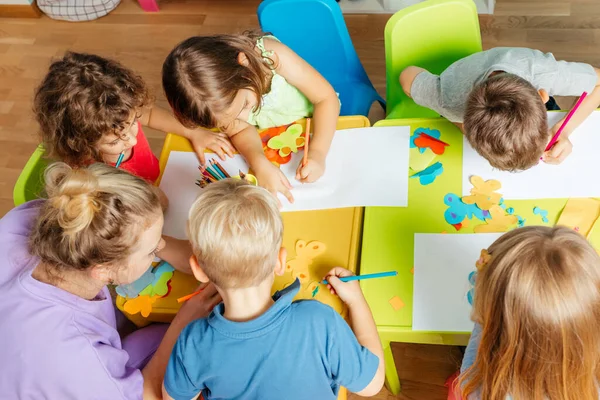 Jardin d'enfants vue du dessus pendant les cours d'art — Photo