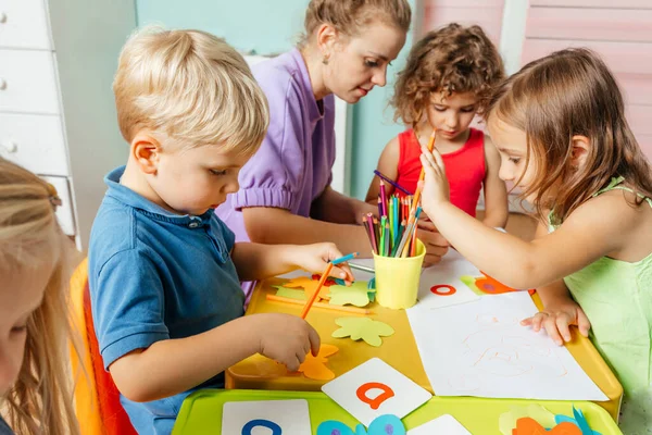 Crianças pré-escolares aprendem alfabeto inglês usando cartões — Fotografia de Stock