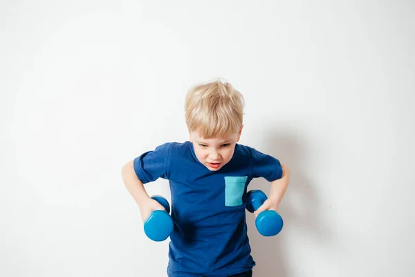 Bambini attivi che fanno sport seguendo l'esempio dei genitori — Foto Stock