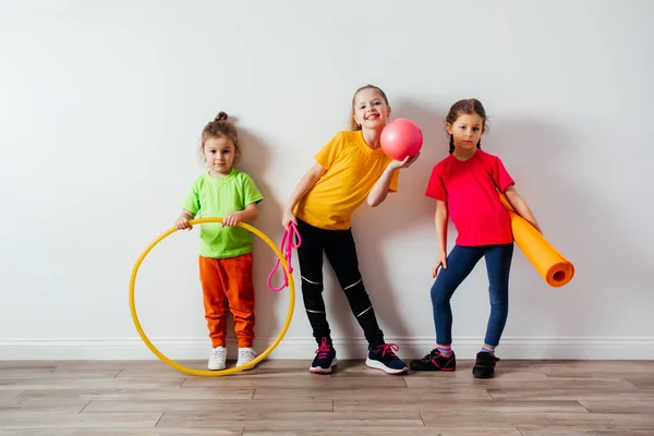 スポーツ用品を身に着けているカラフルなTシャツの子供たち — ストック写真