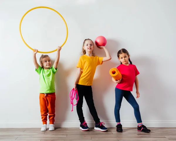 Αθλητικά παιδιά σε πολύχρωμα t-shirts ποζάρουν με αθλητικό εξοπλισμό — Φωτογραφία Αρχείου