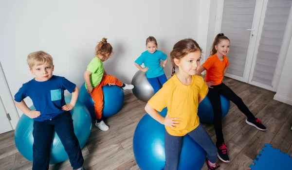 Betrokken kinderen tijdens lichamelijke opvoeding op de kleuterschool — Stockfoto