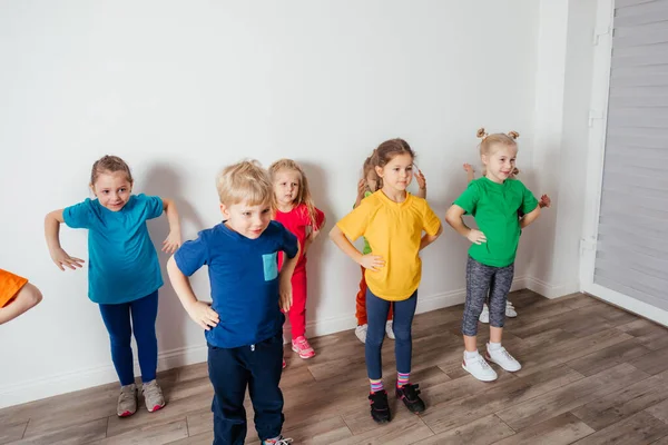 Grupo de crianças fazendo ginástica no jardim de infância ou creche — Fotografia de Stock