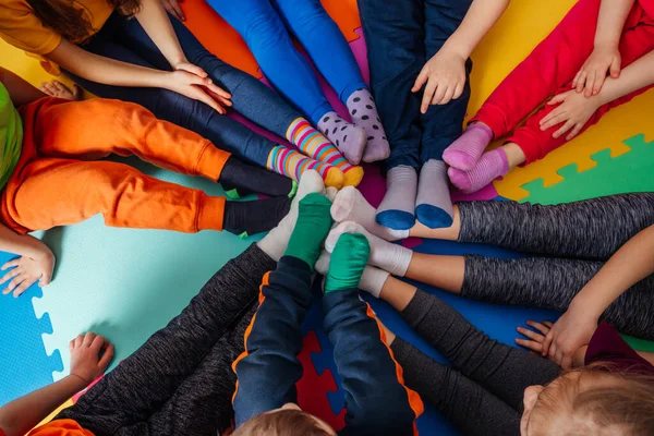 Círculo de vista superior de niños pequeños en ropa colorida — Foto de Stock