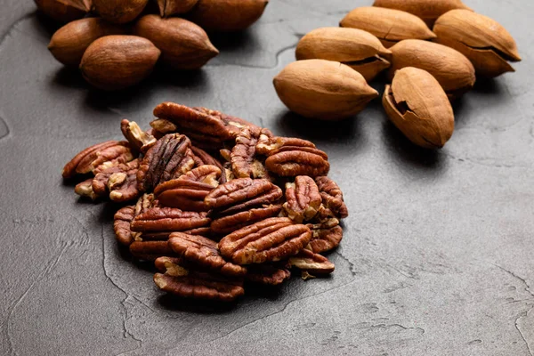 Close up heap of pecan on the black table — Stock Photo, Image