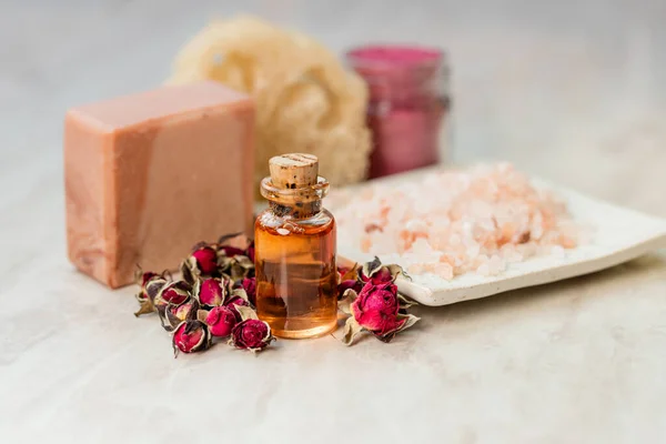 Cosmético orgánico casero con brotes de rosa secos. — Foto de Stock