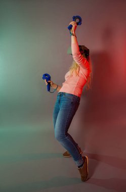 Sanal gerçeklik için oyun aleti kullanan bir kadın