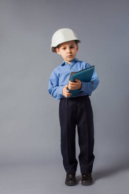 Mühendis kostümü giymiş tabletli küçük çocuk.