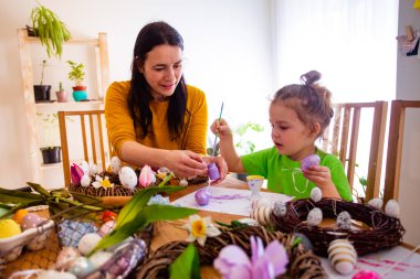 Yaratıcı anne oğlu için Paskalya atölyesi düzenledi.