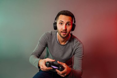 Oyun çubuğu tutan ve sanal oyun oynayan adam