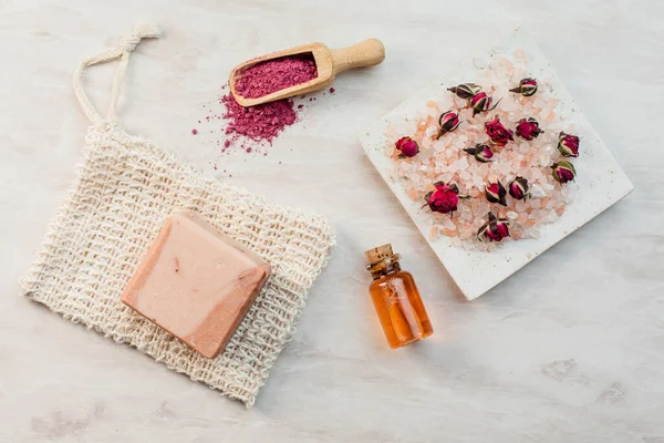 Rose essentiële olie en het creëren van zelfgemaakte cosmetische — Stockfoto