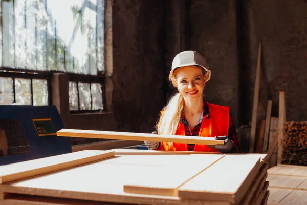 Atraente mulher madeira fábrica trabalhador segurando prancha de madeira — Fotografia de Stock