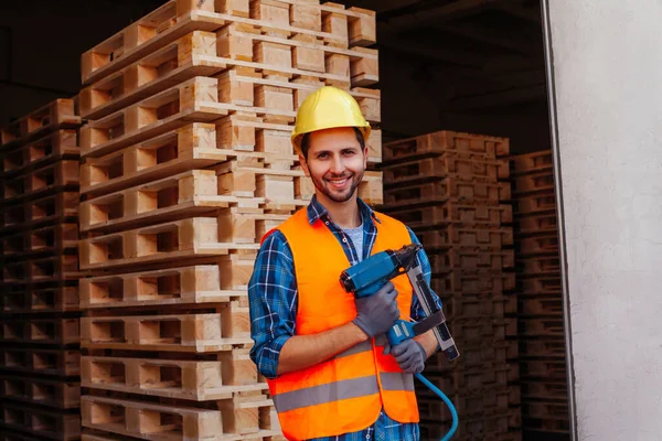 Lenhador profissional em hardhat segurando martelo pneumático — Fotografia de Stock