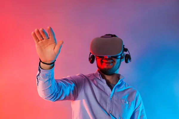 Människans koppling till abstrakt webb och kedjor i virtuell verklighet — Stockfoto