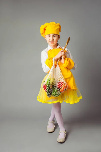 Den lilla flickan poserar i en kockkostym — Stockfoto