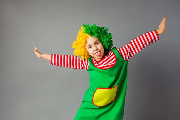 A menina engraçada em um uniforme de palhaço — Fotografia de Stock