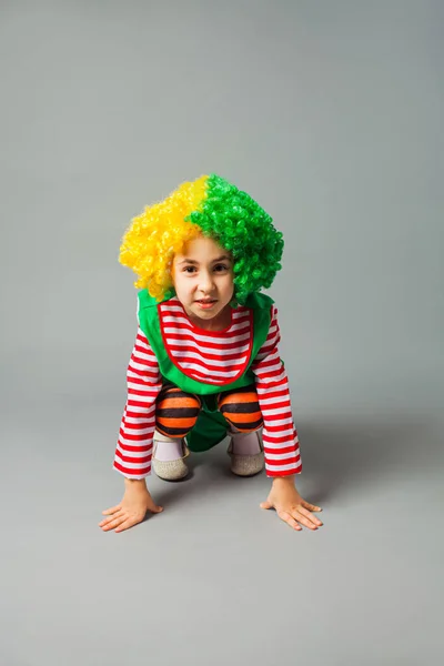 A menina salta em um uniforme de palhaço — Fotografia de Stock