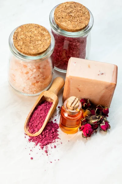 Rose essentiële olie en het creëren van zelfgemaakte cosmetische — Stockfoto