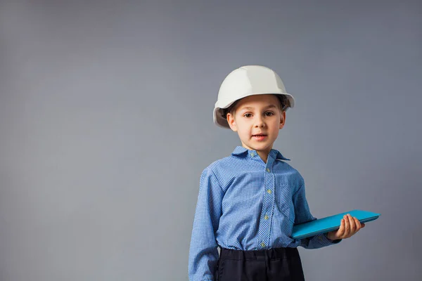 Mühendis kostümü giymiş tabletli küçük çocuk. — Stok fotoğraf