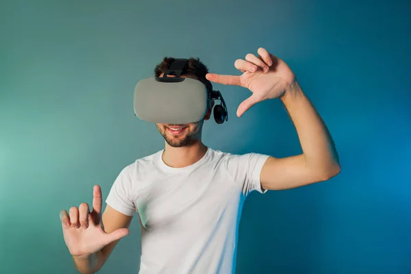 Uomo che utilizza occhiali di realtà virtuale per lo shopping virtuale Immagine Stock