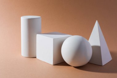 Soyut beyaz geometrik şekiller hala kahverengi üzerinde yaşam