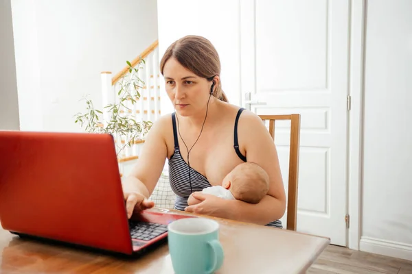 Otthonról dolgozni, anya újszülöttel — Stock Fotó