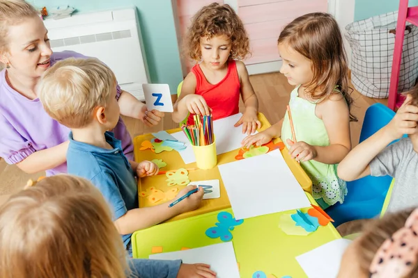 Top view kindergarten children during art lesson — Stock Photo, Image