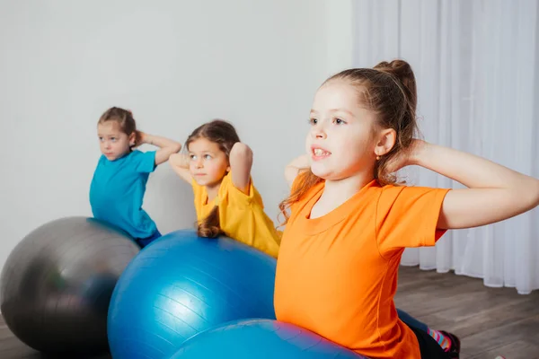 Děti fyzicky cvičí na velkých fitballech — Stock fotografie