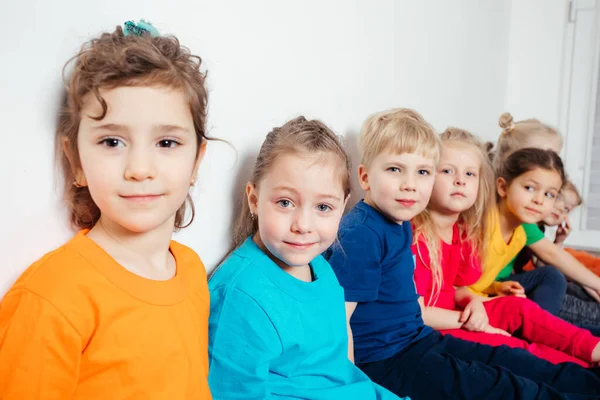 Liebenswerte Jungen und Mädchen im Kindergarten — Stockfoto