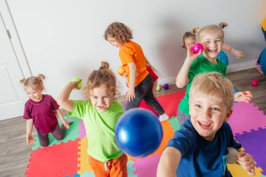 Enerjik gençler bir sürü renkli topu atıyor.