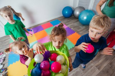 Sportif çocuklar, genç öğretmenleriyle eğleniyorlar.