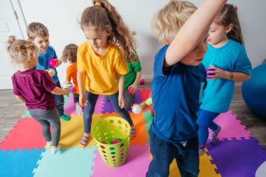 Sportif çocuklar, genç öğretmenleriyle eğleniyorlar.