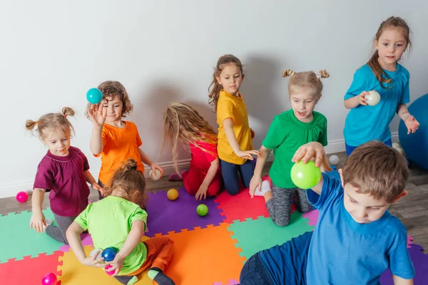 Crianças Felizes Jogando Bolas No Cesto De Plástico Imagem de Stock -  Imagem de colorido, atividade: 220991259