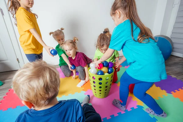 Sportliche Kinder genießen Aktivitäten mit junger Lehrerin — Stockfoto