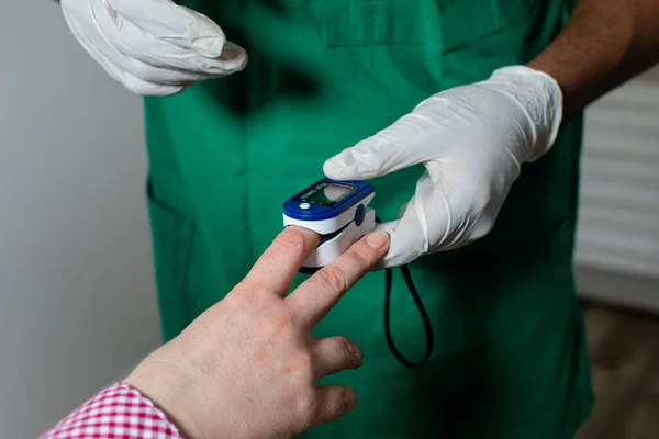 Médico que proporciona chequeo de salud para el paciente después de covid-19 —  Fotos de Stock