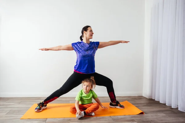 Schattig kleine jongen is verveeld terwijl moeder doet ochtend yoga — Stockfoto