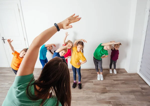 Lehrer verpflichtet Vorschüler zu morgendlichen körperlichen Übungen — Stockfoto