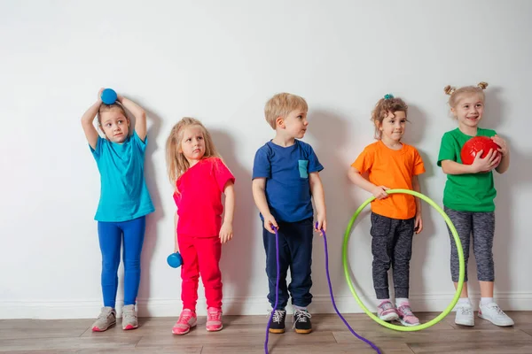 I bambini piccoli adorano fare attività fisiche all'asilo — Foto Stock