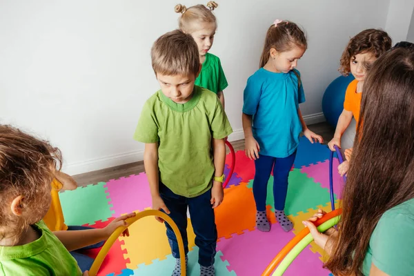 Timide garçon apprendre à interagir avec les enfants à la garderie — Photo