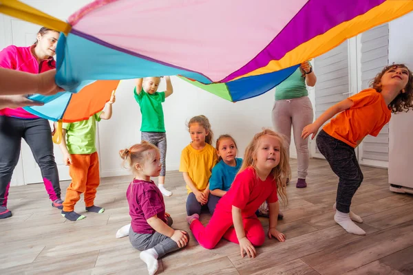 Organisierte Teambuilding-Spiele für Kinder mit Regenbogen-Baldachin — Stockfoto