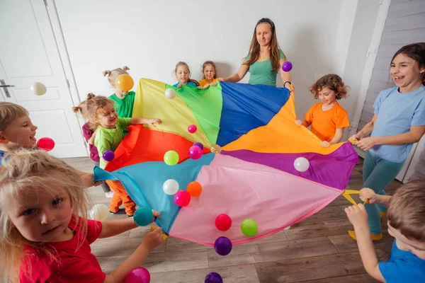 Jasne kolorowe gry urodzinowe dla energicznych dzieci — Zdjęcie stockowe