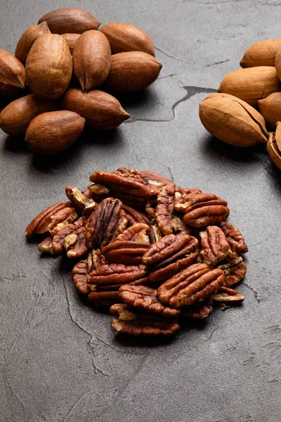 Close-up hoop pecan op de zwarte tafel — Stockfoto