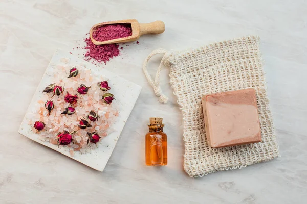 Růže esenciální olej a vytvoření domácí kosmetiky — Stock fotografie