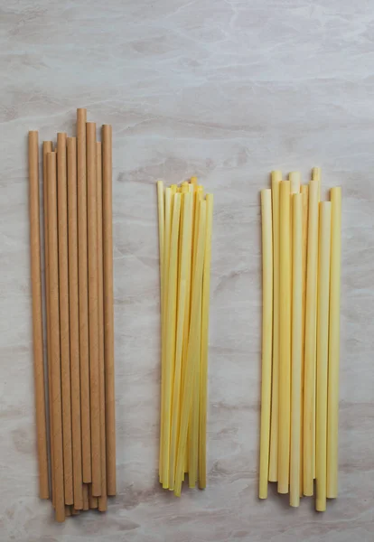 Paper and biodegradable compostable natural straws, made from cane and wheat. — Stock Photo, Image