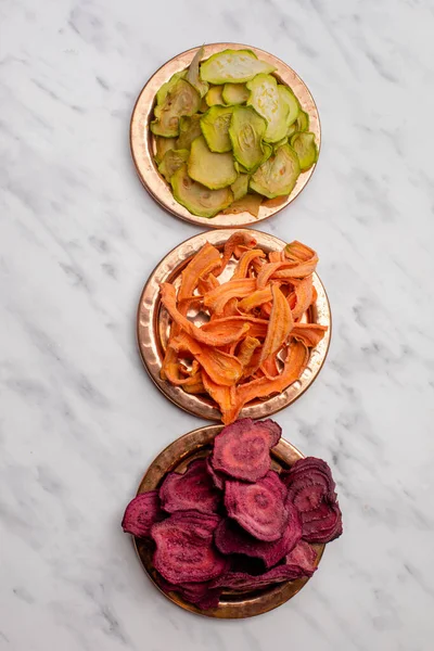 Gedehydrateerde groente hoop geïsoleerd op wit als snack voor vegetariërs — Stockfoto