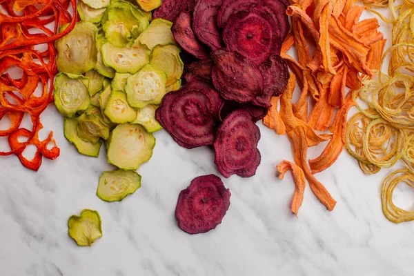 Odwodnione warzywa stos izolowane na białym jako przekąska dla wegetarian — Zdjęcie stockowe