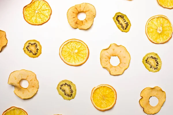 De droge stukjes van verschillende vruchten op een rij tot vers fruit — Stockfoto